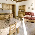 Le Petit Hotel *